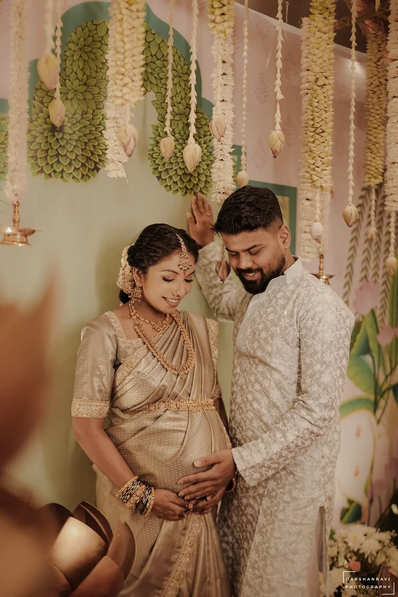 A mother-to-be and her husband, photographed by Darshan Ravi Photography
